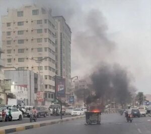 احتجاجات غاضبة في المكلا: “الحكومة فاشلة والكهرباء تقتلنا