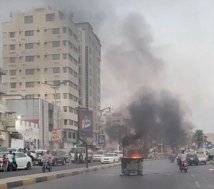 احتجاجات غاضبة في المكلا: “الحكومة فاشلة والكهرباء تقتلنا